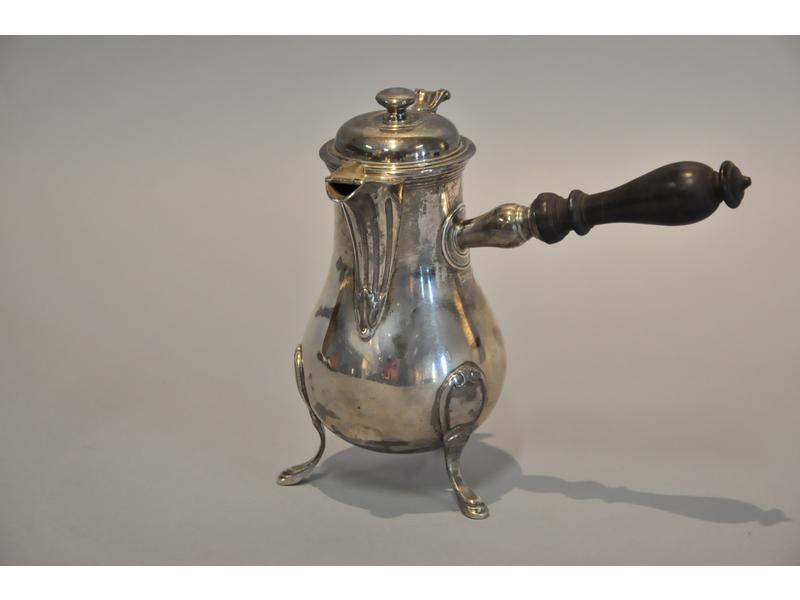 Verseuse dite égoîste en argent reposant sur trois petits pieds cambrés à attache d'écusson.  Manche en ébène tourné.  Poinçon aux Fermiers Généraux, Paris et poinçon Minerve.  Maître orfèvre : Louis Thomas Lenhendrick.  Poids brut : 284g.