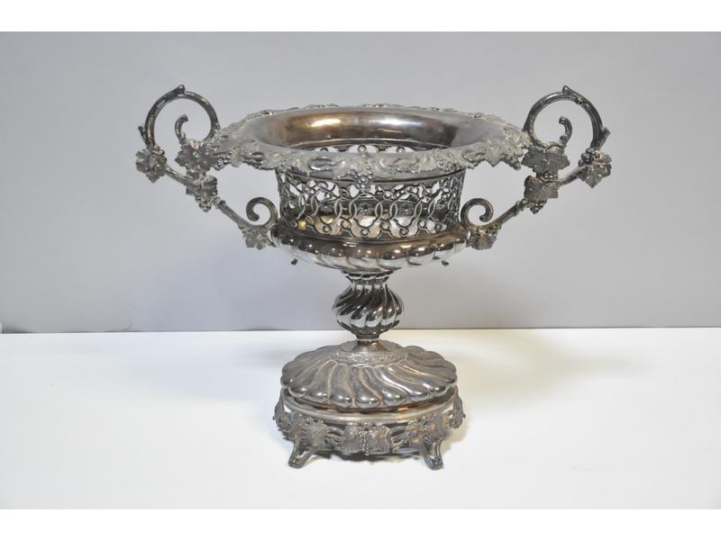 Importante coupe montée en argent (poinçon Minerve) à riche décor, en partie ajouré, de côtes torsés, rinceaux, feuilles de vignes et raisins. (Sans son intérieur en verre). Poids: 1900g. H.: 37cm