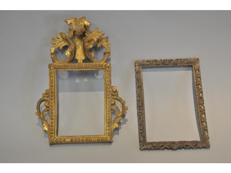 Petit cadre en bois sculpté et doré italien (dim.: 26x20 cm) et petit cadre en bois naturel sculpté (dim.: 19.5x14 cm).  XIXe siècle.