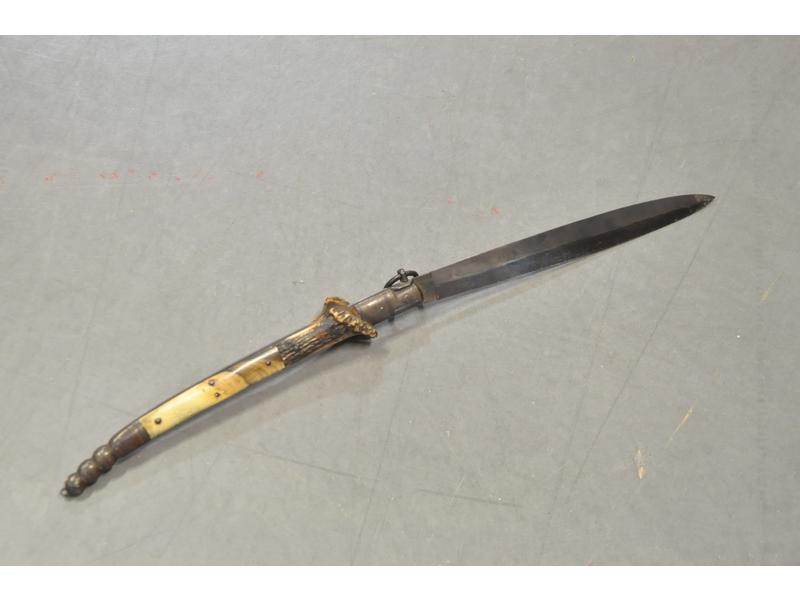Grand couteau de chasseur, lame acier, manche en bois de chevreuil et placage de corne. Bon état. Longueur déplié : 48 cm.
