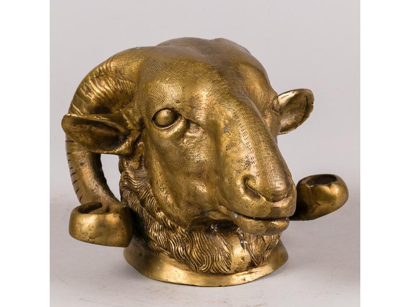 Elément décoratif en bronze représentant la tête d'un bélier.  Hauteur : 15 cm.