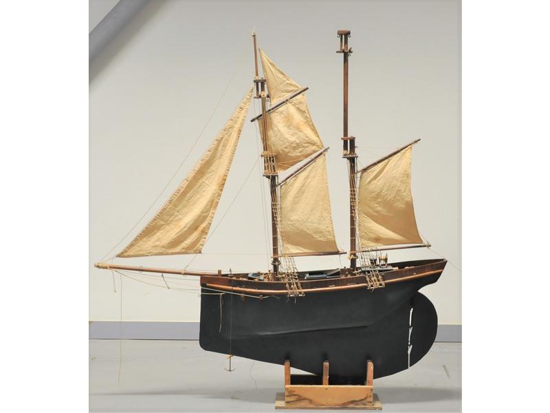Maquette de voilier en bois.  Hauteur : 140 cm.  Long.: 140 cm.