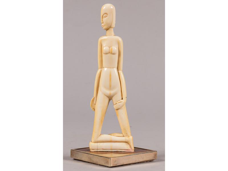 Sculpture cubisante représentant une femme agenouillée en ivoire reposant sur un socle en bois de loupe et monture argent (800e).  Vers 1920/1930.  Hauteur totale : 20 cm.