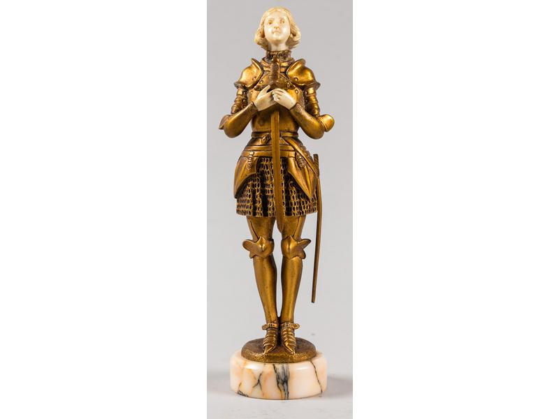 Charles Eloy BAILLY (1830-1895) : Jeanne d'Arc en tenue de guerrière.  Sujet chryséléphantin (bronze doré et ivoire).  Hauteur sans le socle : 21.5 cm. (main droite recollée)
