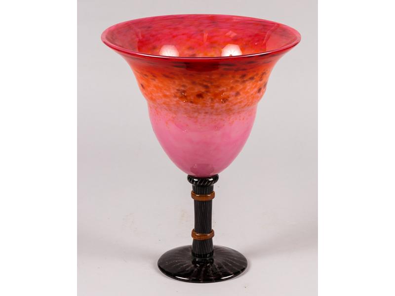 SCHNEIDER : Coupe en verre marmoréen orange et rose reposant sur un pied en verre noir et bagué.  Signé.  Vers 1920.  Hauteur : 33.5 cm.  Diamètre : 27 cm.  Bon état.