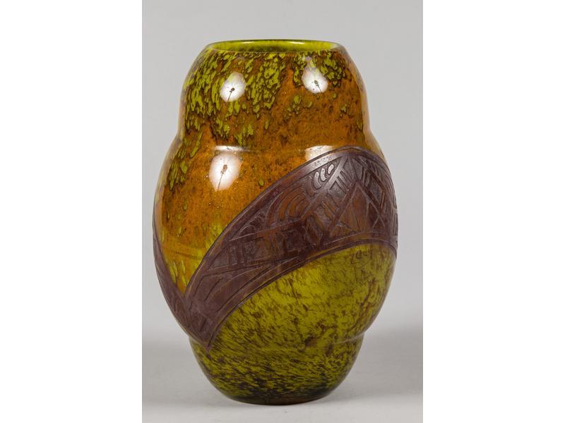 LEGRAS : Vase en verre marmoréen vert orné sur la panse d'un motif sttylisé gravé à l'acide.  Signé.  Epoque 1920.  Hauteur : 22.5 cm. Bon état.