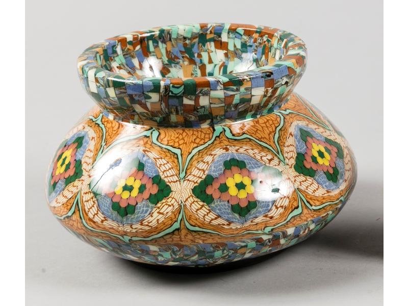 GERBINO à Vallauris : Vase circulaire en terre polychrome mosaïquée.  Signé.  Hauteur : 13 cm.  Diamètre : 21 cm.