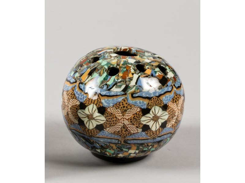 GERBINO à Vallauris : Lot comprenant un pique-fleur (hauteur : 11 cm), un vase de forme boule et une coupelle (diam.: 11 cm) en terre polychrome mosaïquée.  Signés.