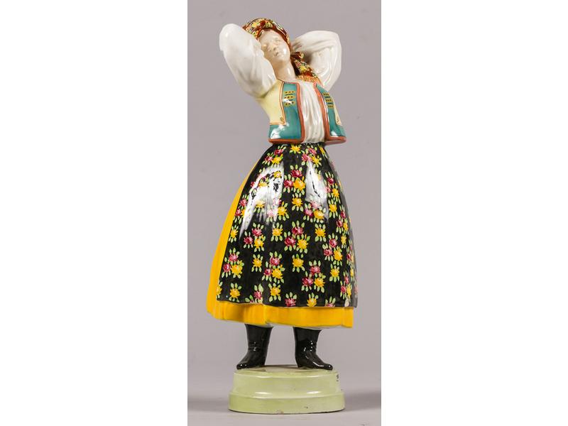 D'après HENTSCHEL, édité par GOLDSCHEIDER : Jeune autrichienne.  Sujet en terre cuite émaillée moulée polychrome.  Signé.  Hauteur : 36 cm. (petit éclat en bas du tablier)