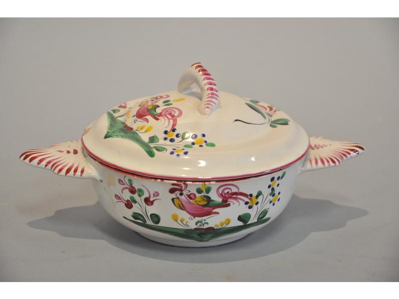 SAINT CLEMENT : Petit bouillon en faïence à décor de petit feu d'un coq et de fleurs. Epoque XIXème (infimes Diam éclats sur le rebord). Diamètre : 20 cm