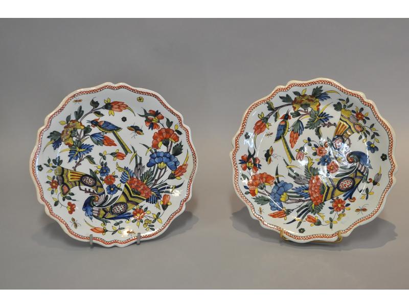 ROUEN : Paire d'assiettes en faïence à bords en accolade.  Décor peint 