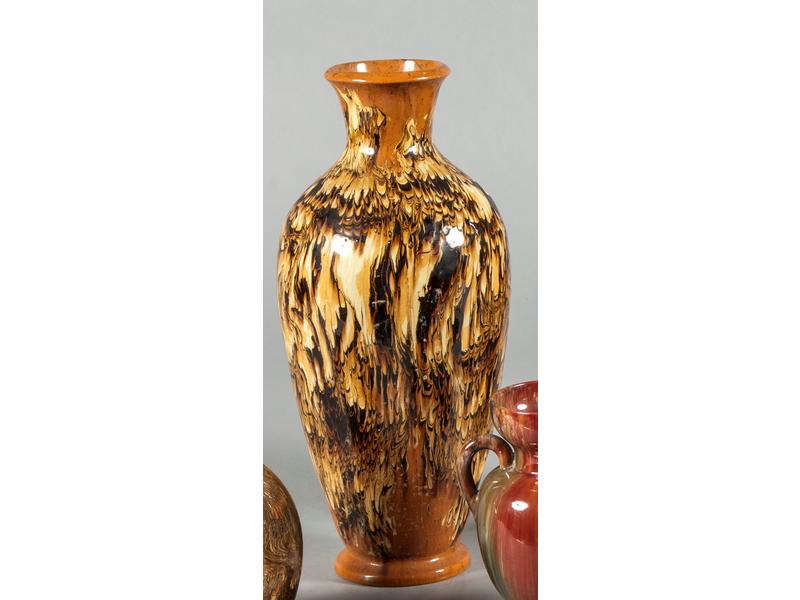 APT - BERNARD : Vase balustre en terre mêlée.  Signé, situé à Apt et daté 1951.  Hauteur : 34.5 cm. (bon état)