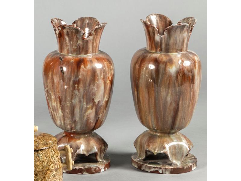 APT : Paire de vases balustres en faïence à décor jaspé.  Cols et pieds en colerette (bon état).  Non signés.  Hauteur : 28.5 cm. (petit défaut de cuisson pour l'un)