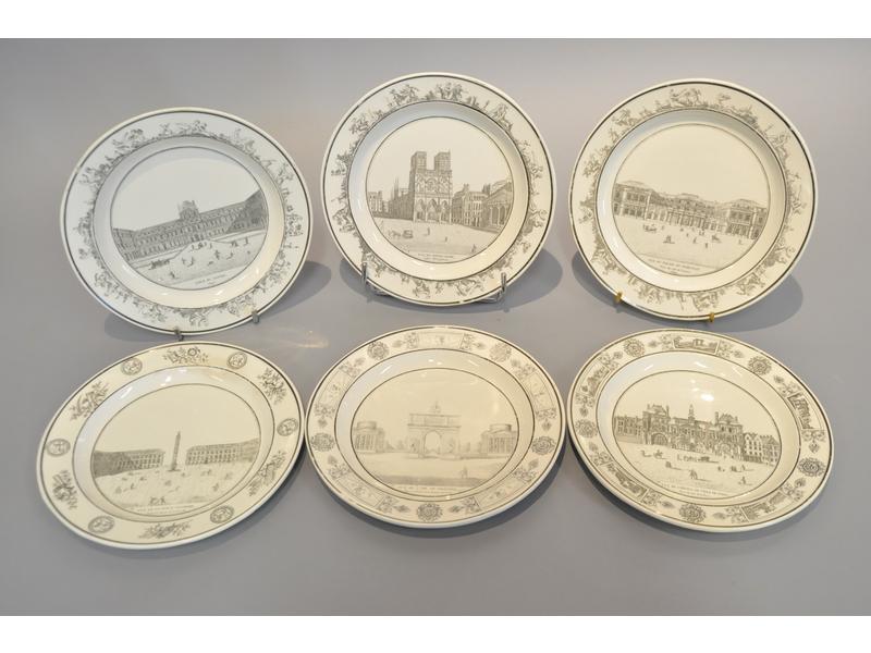 CREIL : Suite de six assiettes en faïence fine à décor imprimé de monuments parisiens en grisaille (Hôtel de Ville, Arc de triomphe, Cour du Louvre, Place Vendôme, Notre Dame, Palais du Tribunat). (Quelques usures). Epoque début XIXe siècle. Imprimé chez Stone, Coquerel et Le Gros.