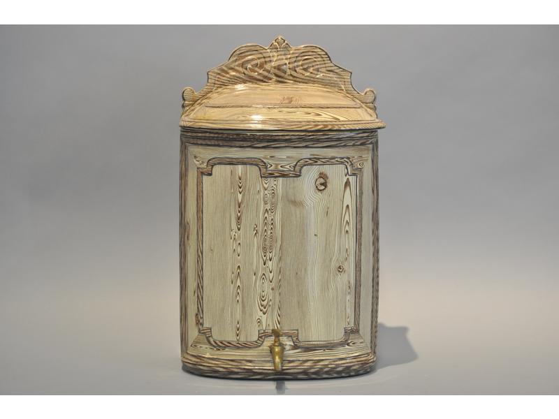 CREIL ET MONTEREAU : Corps de fontaine en faïence fine à décor émaillé en faux bois.  Signé.  XIXe siècle.  Hauteur : 43 cm. (fêles à l'arrière)