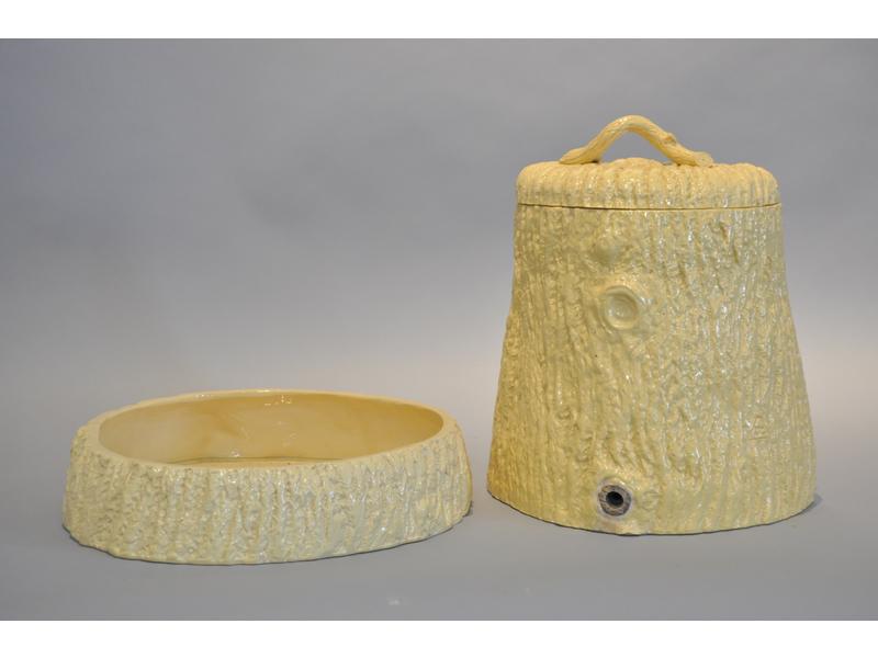 SARREGUEMINES : Fontaine et son bassin en faïence jaune à décor d'un tronc d'arbre en trompe l'oeil. Prise de main en forme de branchage. Monogrammée JC. XIXe siècle. Hauteur : 36cm. (Bassin h.: 8cm, diam.: 35cm) (absence de robinet)