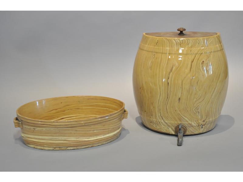 SARREGUEMINES : Fontaine et son bassin en faïence à décor de faux bois en trompe l'oeil (fêle et restauration). Signé sous le bassin.  XIXe siècle. Hauteur : 32cm. (Bassin: 10cm, larg. 35x23cm)