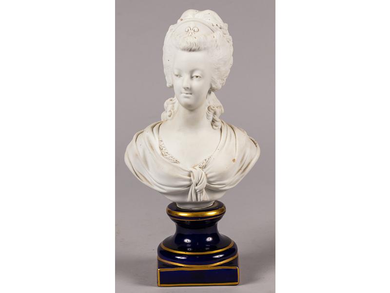 Petit buste en biscuit dans le goût de Sèvres reprrésentant Marie-Antoinette.  Socle en porcelaine émaillée gros bleu.  Hauteur : 30 cm.