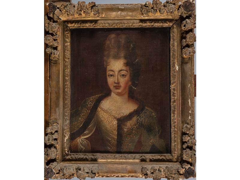 Ecole Française vers 1700 : Portrait de femme en buste.  Huile sur toile (rentoilée), au dos sur le châssis, cachet de collection à la cire, dans un cadre en bois sculpté et doré.  XVIIIe siècle.  Dim.: 41x32 cm. (accidents et manques)
