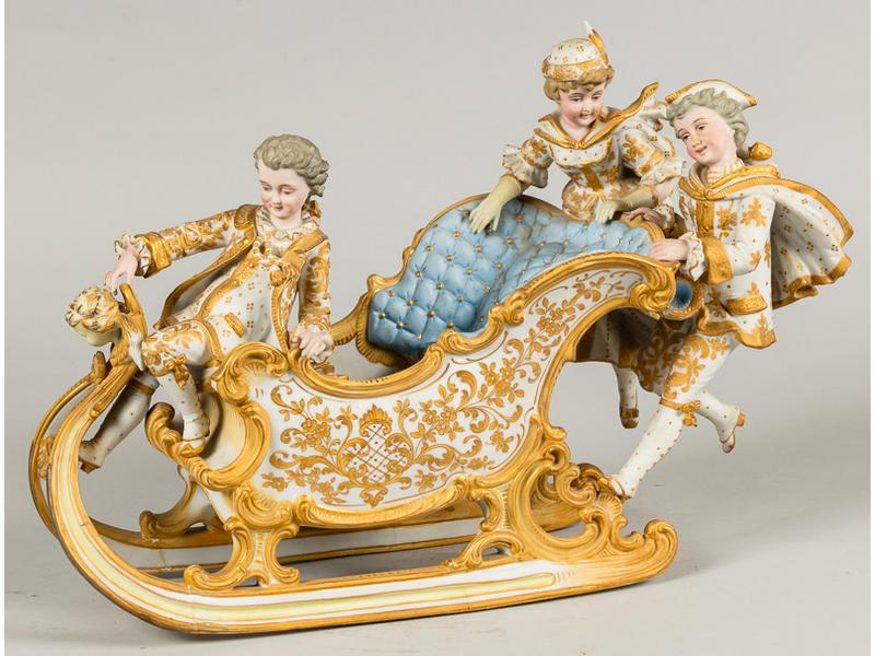 SAMSON : Important sujet en biscuit polychrome représentant trois personnages sur un traineau.  Vers 1900.  Dim.: 31x45 cm. (cassé et restauré sur la proue du traineau)