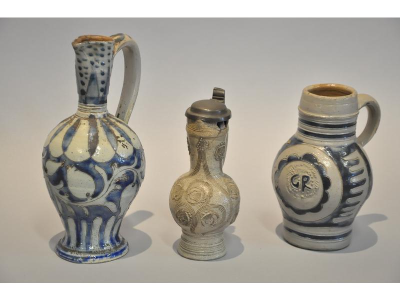 RAEREN : Suite de trois pichets en gré vernissé.  XVIIIe siècle.  Hauteur : 24, 17 et 16 cm. (chocs)