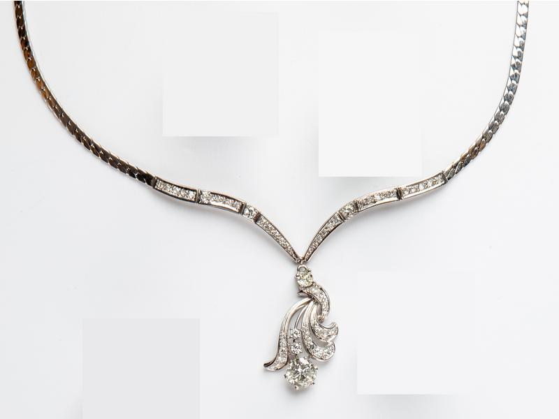 Collier ras de cou en or gris, composé d'une chaine maille gourmette plate, en son centre d'un motif 