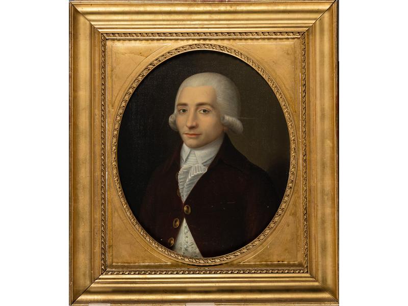 Ecole anglo-saxone de la fin du XVIIIème : Portrait d'homme à la veste rouge. Huile sur toile dans un cadre en stuc doré (petit accident) à vue ovale. Dim: 65x54 cm