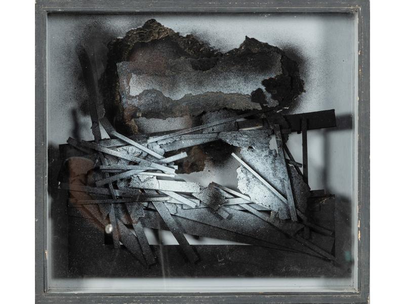 Michel TRINQUIER (1931) : Composition en relief.  Carton découpé et collé dans un cadre caisson vitré.  Dim.: 50x55 cm.