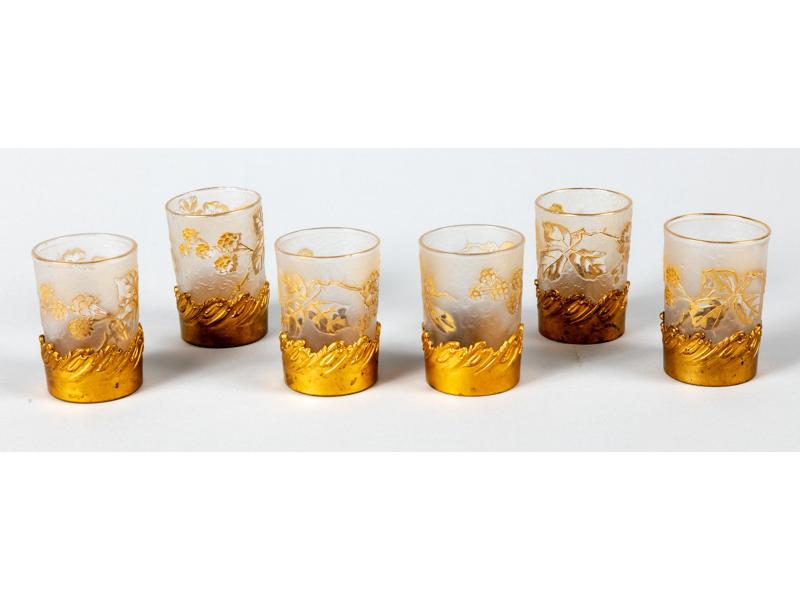 Ensemble de six verres gobelet en verre gravé à décor de branchages dorés, monture en laiton doré.  Signés V.S.  Epoque 1900.