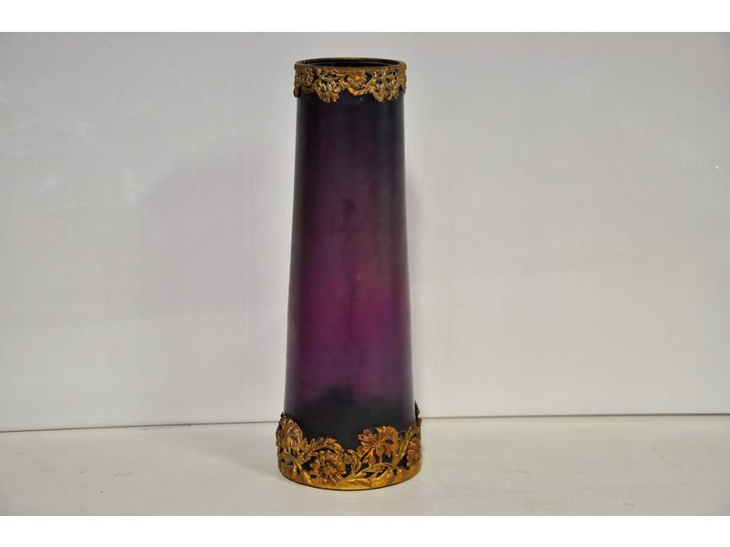 Vase conique en verre soufflé, décor de lustre métallique violet.  petite monture en métal doré et ajouré de fleurs.  Vers 1900/1920.  Hauteur : 23.5 cm.