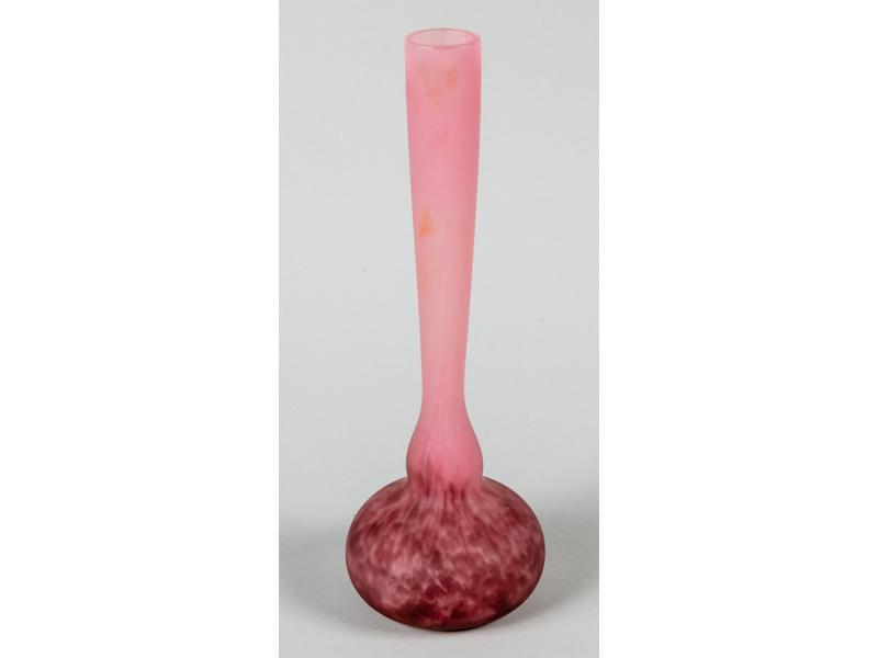 Vase à long col en verre teinté marmoréen. Epoque Art Nouveau. Hauteur 30.3 cm.