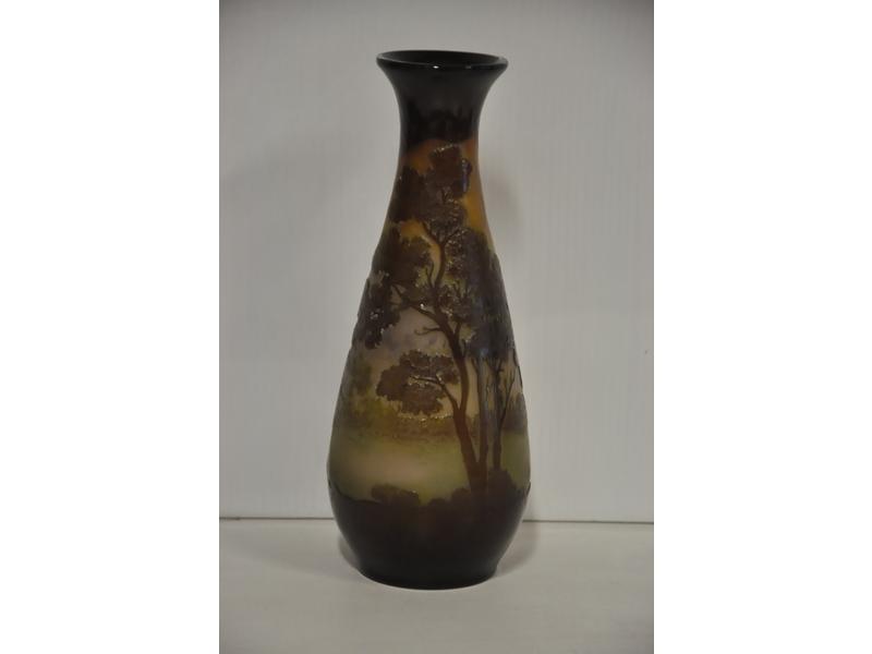 Etablissements GALLE : Vase piriforme en verre multicouche, gravé à l'acide à décor d'un paysage lacustre arboré.  Signé.  Hauteur : 20.5 cm. (col restauré)