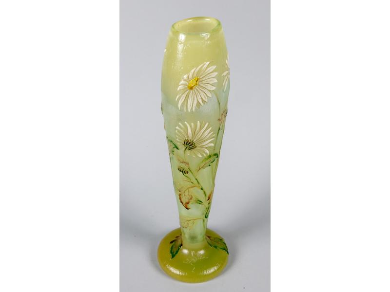 Etablissements GALLE : Long vase gravé à l'acide en partie émaillé à décor de marguerites.  Signé sur le piédouche à la japonaise.  Hauteur : 41 cm.