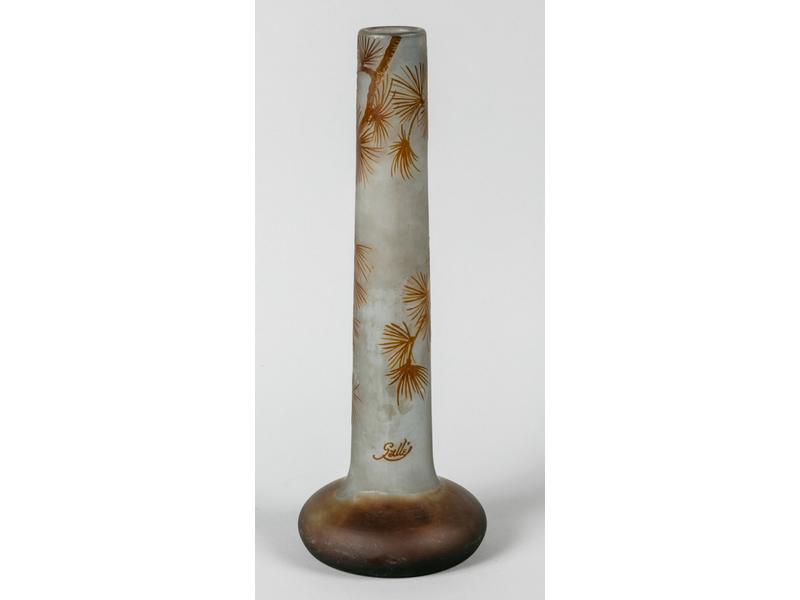 Etablissement GALLE - Vase en verre doublé à long col à décor de branches de pommes de pin gravé en camé à l'acide. Signé. Hauteur: 44 cm.