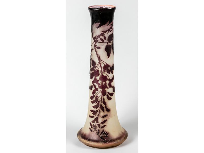 Ets GALLE - Important vase en verre doublé à décor de feuillages gravé en camé à l'acide. Signé. Hauteur 55 cm.
