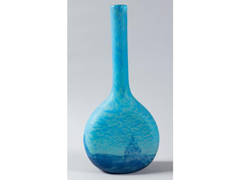 DAUM Nancy : Vase à long col et panse applatie en verre soufflé marmoréen bleu.  Signé à la roue 