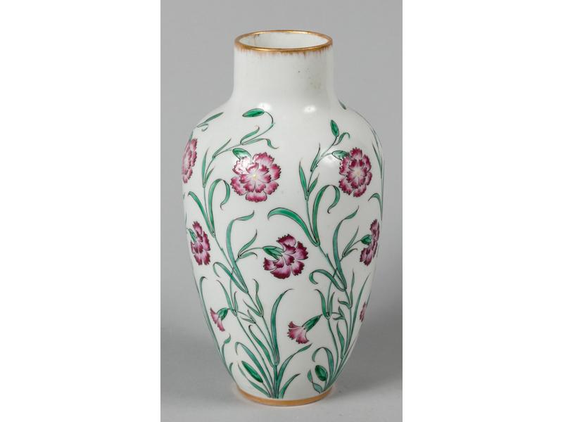 Camille NAUDOT (1862-1938), attribué à - Vase en porcelaine émaillée à décor d' illets et rehauts dorés. Porte l'inscription 