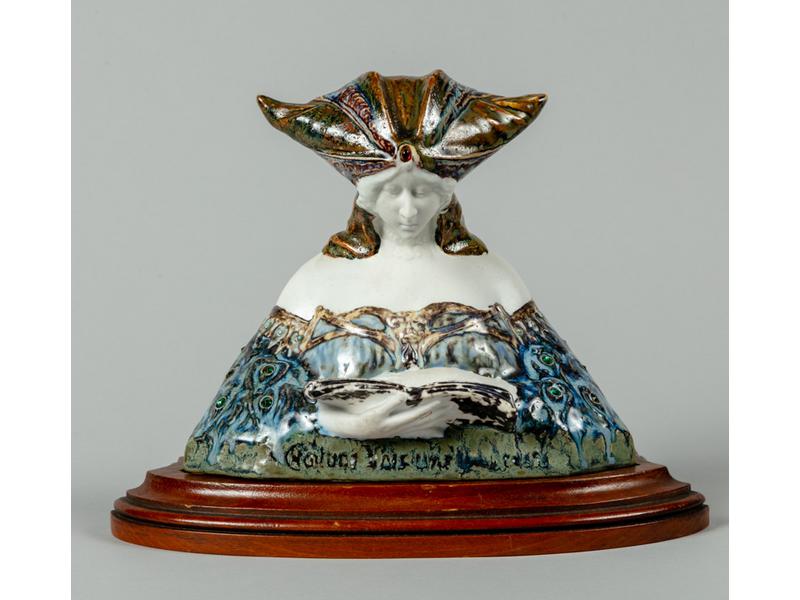 MOUGIN Frères - Femme à la coiffe - Grès émaillé rehaussé de petits cabochons en verre. Socle en bois. Dim. : 18x19x11.5 cm.