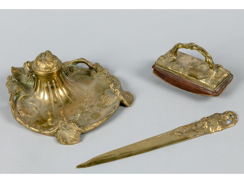 Albert MARIONNET (1852-1910) - Nécessaire de bureau en bronze à décor de ronces et mures comprenant un encrier, un buvard et un coupe-papier. Signé.