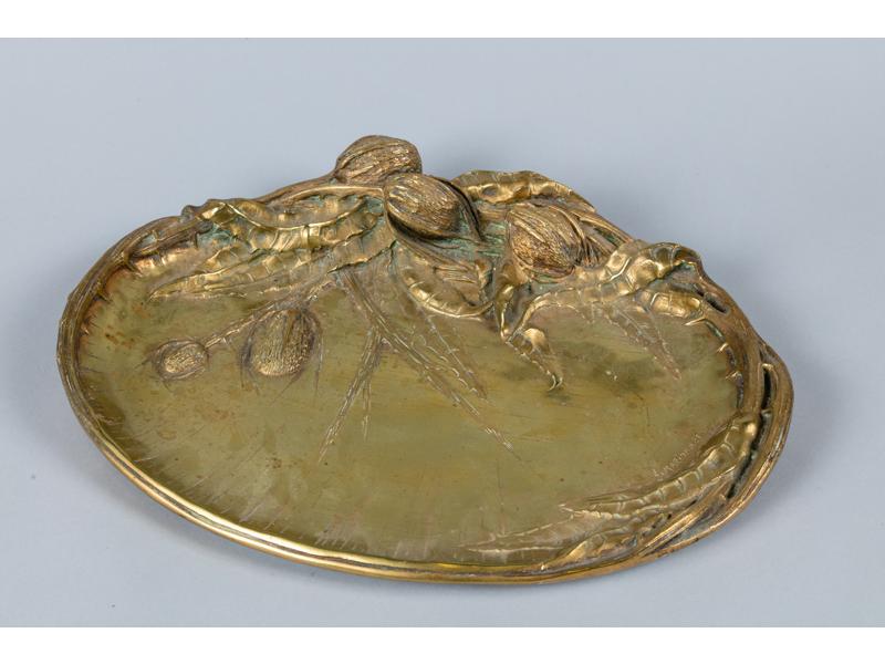 Albert MARIONNET (1852-1910) - Coupe vide-poche en bronze à décor de chardons. Signée. Dim. 41x28 cm.