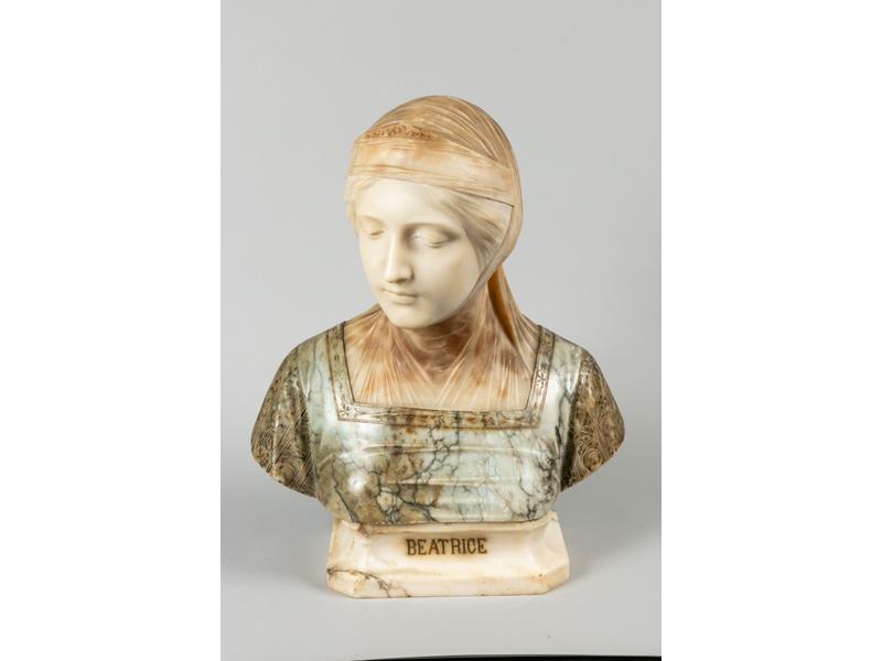 Giuseppe BESSI (1857-1922) - Béatrice - Portrait d'une femme en buste en albâtre. Signé. Epoque 1900. Hauteur avec socle : 51.5 cm.