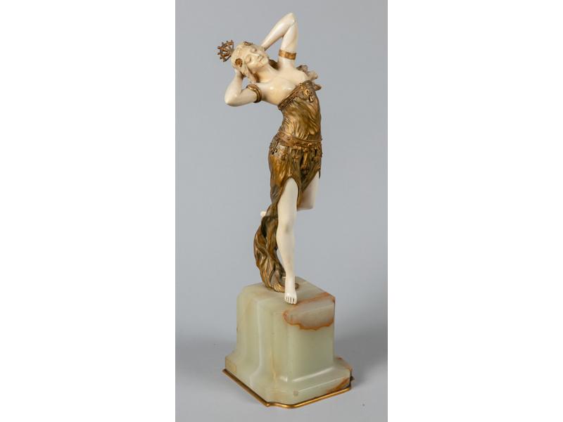 Henry FUGERE (1872-1944) : Salomé.  Sculpture chryséléphantine (bronze doré et ivoire) reposant sur un socle en onyx vert.  Signée et numérotée 2104.  Hauteur totale : 43.5 cm. (infimes cheveux sur l'ivoire : corsage, épaule et coude gauche)