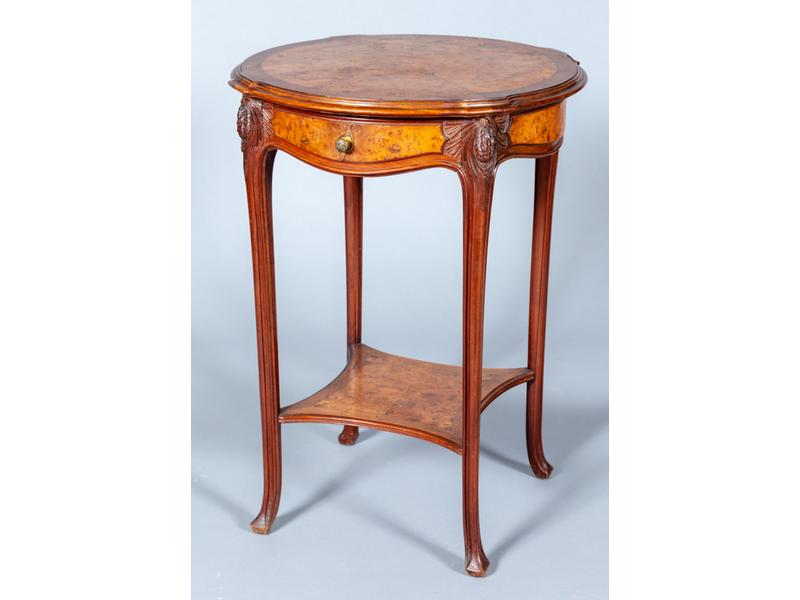 Louis CHAMBRY : Joli guéridon en acajou et placage de bois ronceux.  Plateau ouvrant en ceinture par un tiroir et reposant sur quatre pieds moulurés et sculptés de pommes de pin.  Porte une étiquette : 