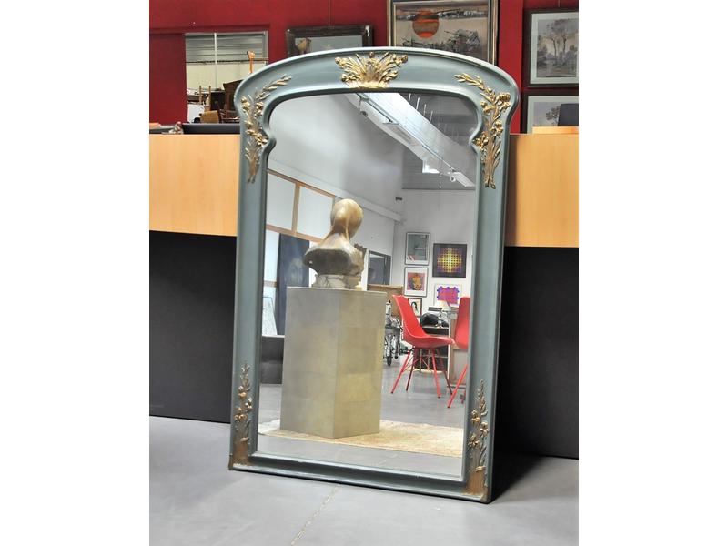 Grand miroir de style Art Nouveau en bois et stuc mouluré et (ré)laqué gris-bleu à décor d'iris mordorés. Dim. : 174x116 cm.