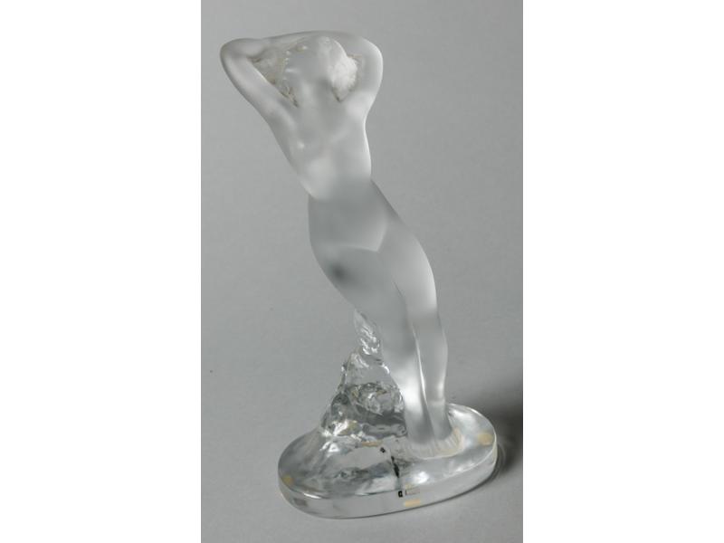 LALIQUE - paris : Femme nue.  Statuette en verre dépoli.  Hauteur : 24 cm.
