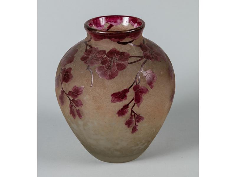 LEGRAS - Vase de forme ovoïde en verre doublé à décor de branchages fleuris gravé à l'acide. Signé. Hauteur 21 cm.
