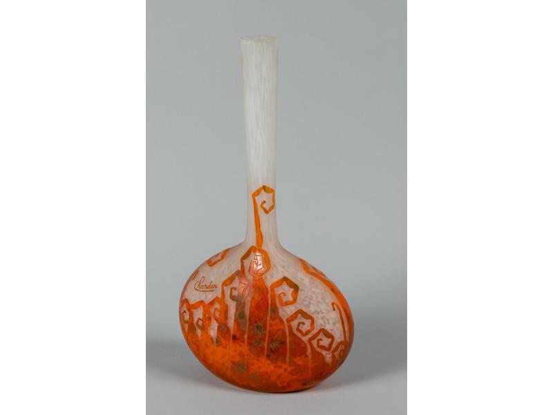 CHARDER (1881-1953) - Vase en verre doublé orange et blanc à panse aplatie et long col à décor de motifs géométriques gravés. Signé. Hauteur 42 cm. (partie supérieure du col tronquée)