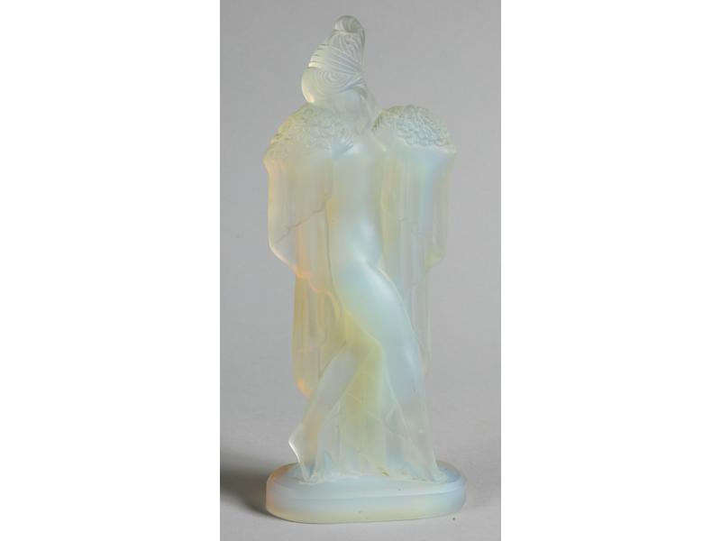 EDMOND ETLING - France - Statuette en verre moulé pressé opalescent représentant une jeune femme drapée tenant des fleurs. Signé. Hauteur 29.5 cm.