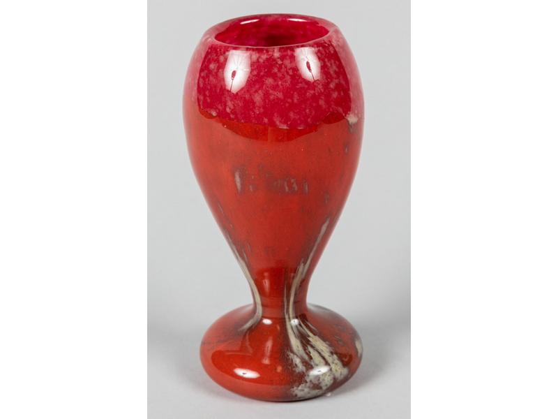 SCHNEIDER : Vase à base renflée en verre multicouche, signé. Hauteur 17 cm.
