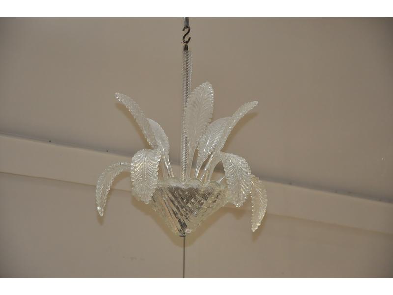 Venise MURANO - Petit lustre en verre transparent à décor de feuillages (une feuille cassée et recollée) Vers 1940-1950. Hauteur 60 cm, 0 34 cm.